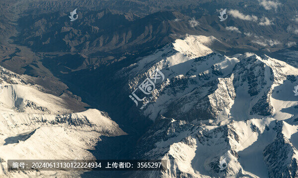 航拍雪山山脈