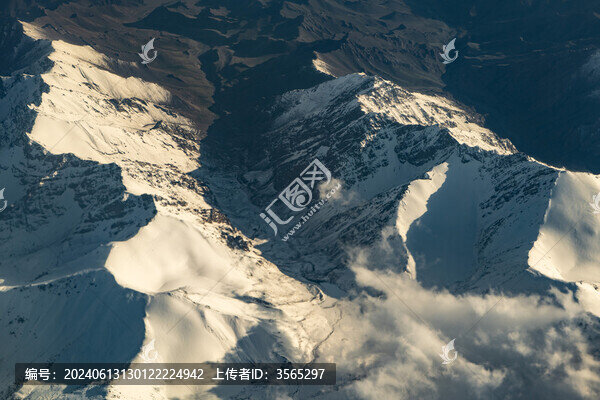 航拍雪山山脈
