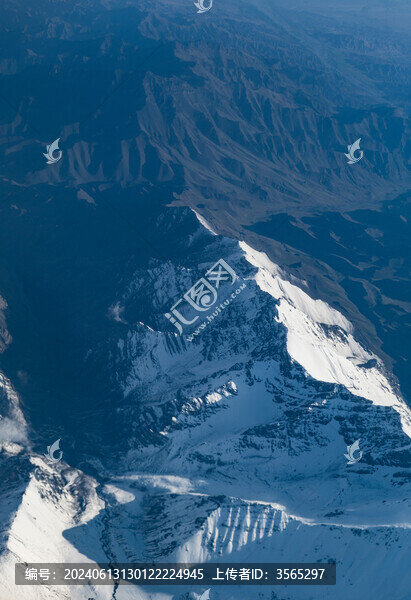 航拍雪山山脈