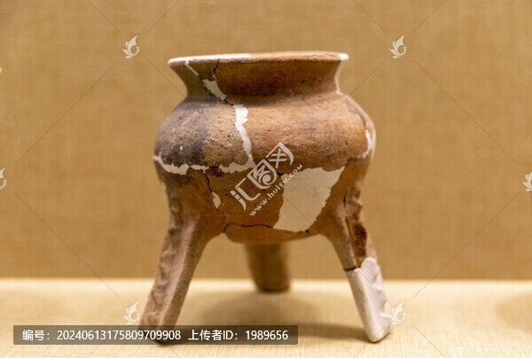 崧澤文化陶鼎