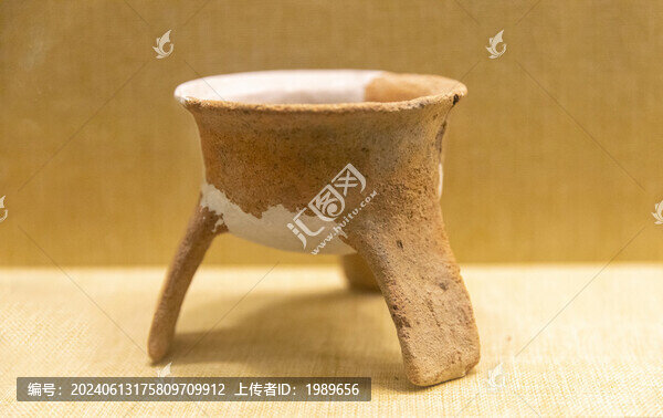 崧澤文化陶鼎