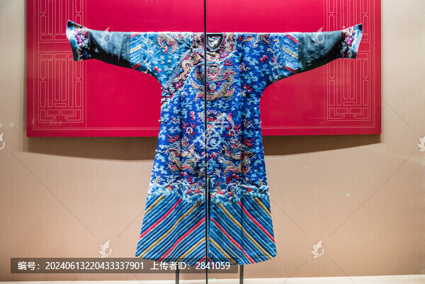 清代藍(lán)地刺繡龍袍