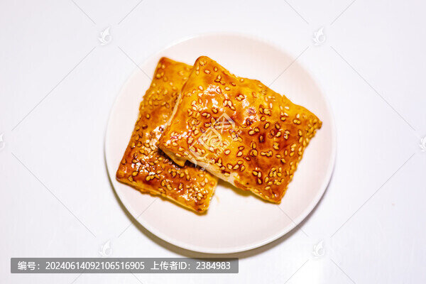 白色瓷盤里的新疆美食烤包子