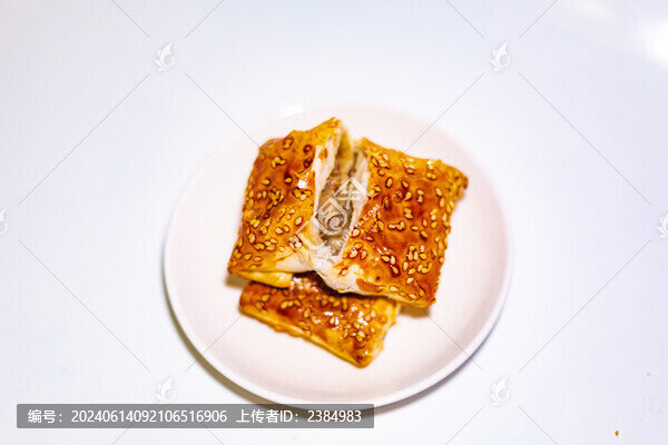 白色瓷盤里的新疆美食烤包子