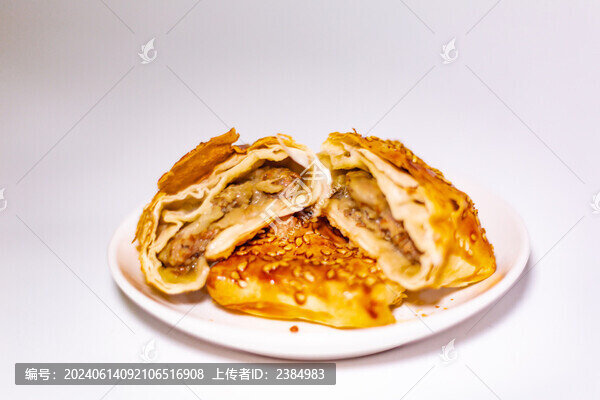 白色瓷盤里的新疆美食烤包子