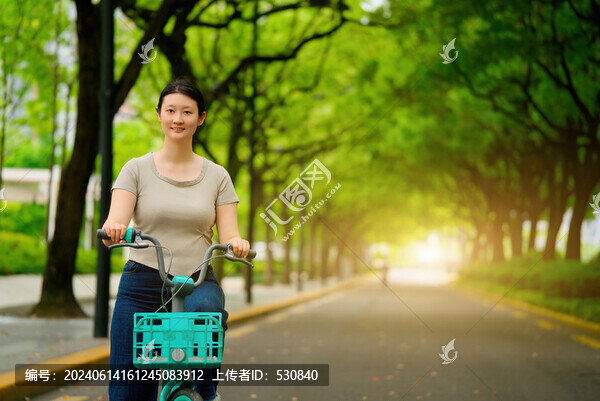 單車騎行在森林公園的女孩