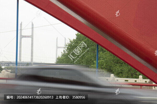 快速行駛的汽車