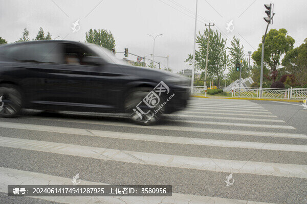 行駛的汽車