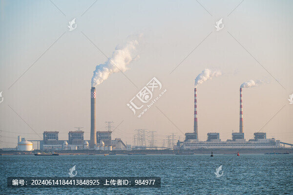 江蘇長(zhǎng)江邊工廠排放廢氣