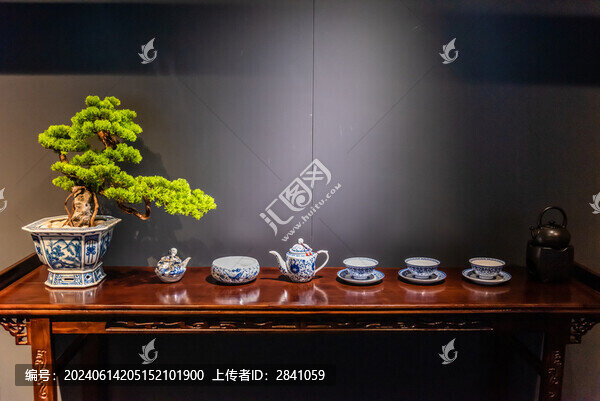 木條案上的青花瓷茶具
