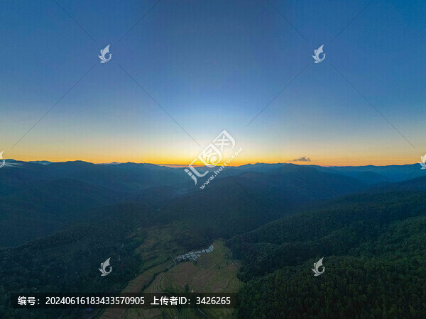 航拍日落時的夕陽高山天空景色