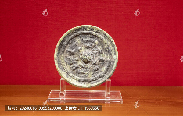 六朝半圓方枚神獸鏡