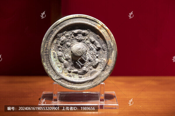 六朝半圓方枚神獸鏡
