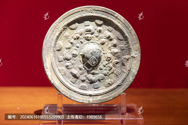 六朝半圓方枚神獸鏡