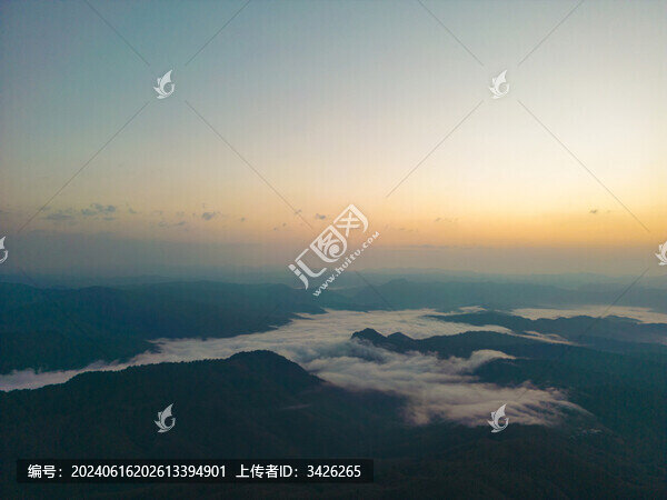 航拍日出時(shí)的高山和云海自然風(fēng)光