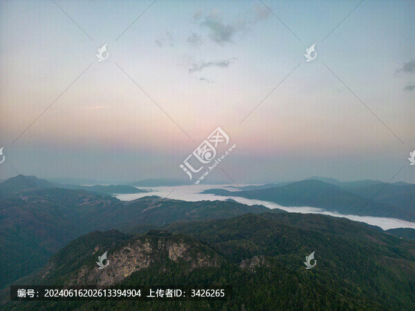 航拍日出時(shí)的高山和云海自然風(fēng)光