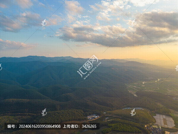 航拍天空高山農(nóng)田田園村寨風(fēng)光