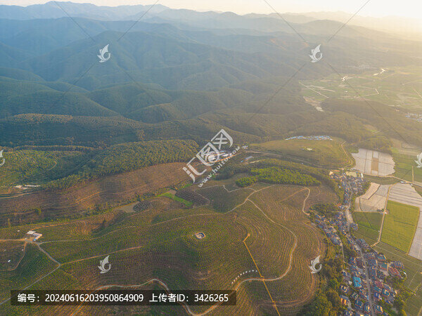 航拍天空高山農(nóng)田田園村寨風光