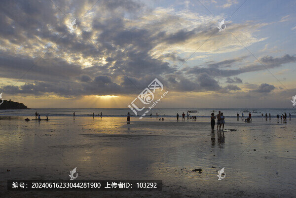巴厘島的金巴蘭海灘日落風光