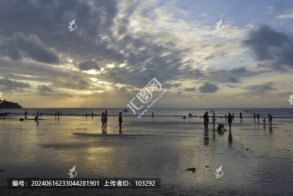 巴厘島的金巴蘭海灘上的游客