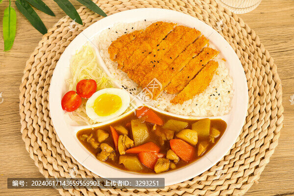 淺色桌子上的一盤咖喱豬排飯