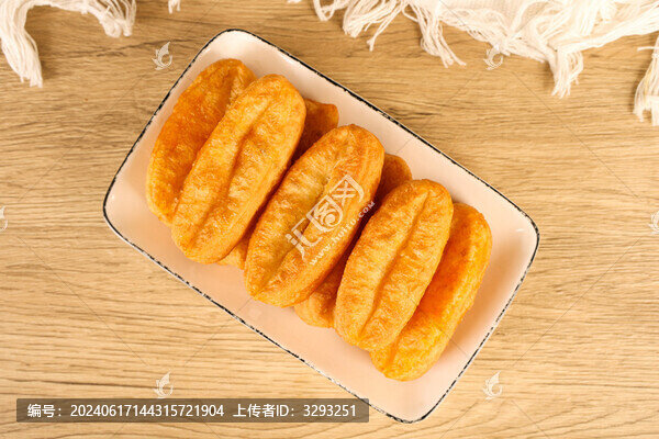 淺色背景下的一盤咸蛋黃火鍋油條