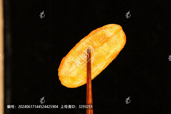 深色背景下的咸蛋黃注芯火鍋油條