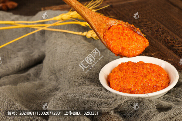 深色背景下的一碗蟹黃醬