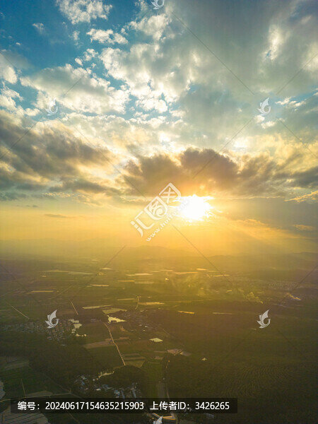 航拍視角下的日落夕陽農(nóng)田村落