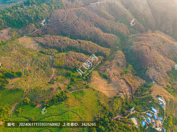 航拍山脈田園村寨農(nóng)田自然風(fēng)光