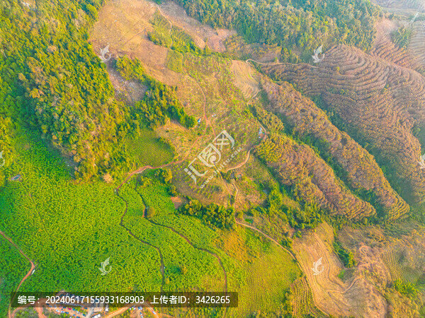 航拍山脈田園村寨農(nóng)田自然風(fēng)光
