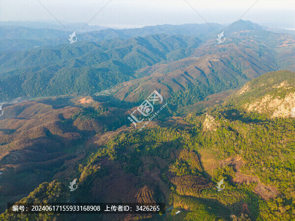 航拍山脈田園村寨農(nóng)田自然風(fēng)光