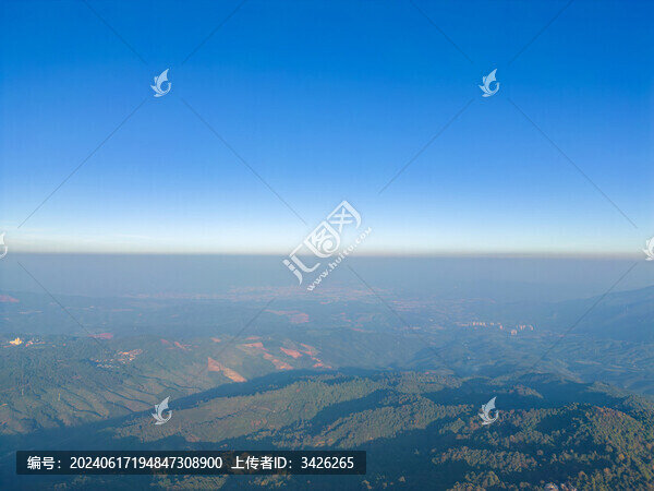 高空航拍藍(lán)天下的山脈自然風(fēng)光
