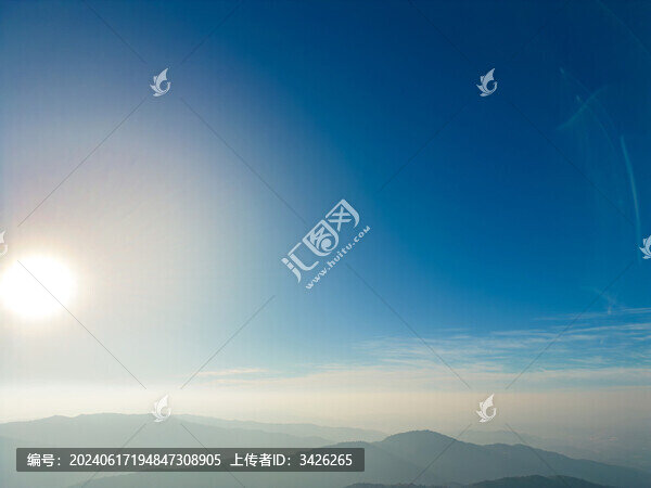 高空航拍藍(lán)天下的山脈自然風(fēng)光