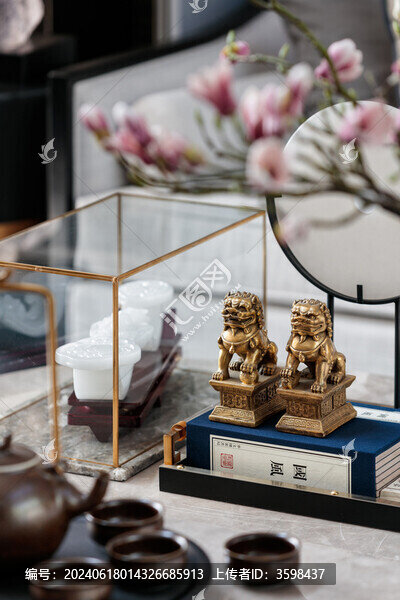 有兩個(gè)金屬獅子的局部桌面擺件