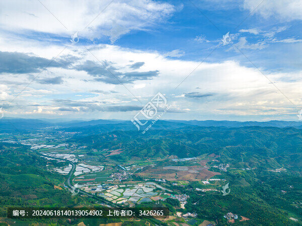 航拍天空高山農(nóng)田田園村寨風(fēng)光