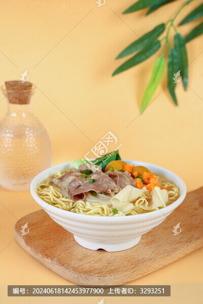 淺色背景下的金湯肥牛味粉面菜蛋