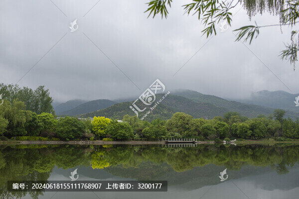 青山云霧綠樹湖水