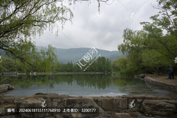 云霧青山綠樹湖水