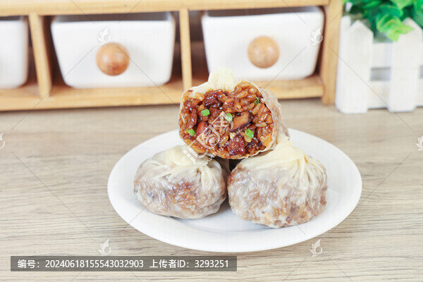 淺色背景下的豬肉三丁味紙皮燒麥
