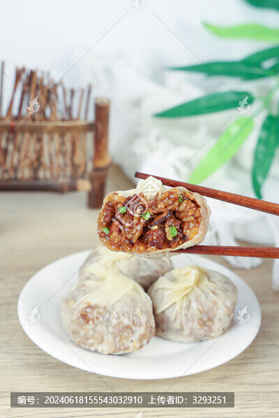 淺色背景下的豬肉三丁味紙皮燒麥