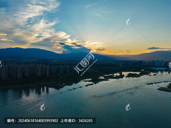 航拍日落時的景洪市城市風光