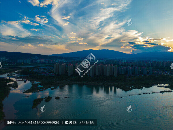 航拍日落時(shí)的景洪市城市風(fēng)光