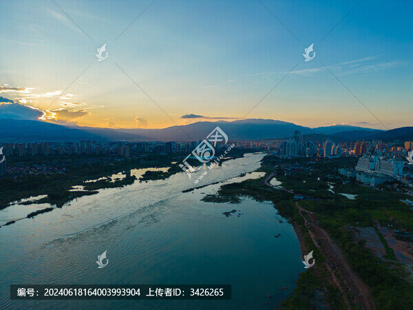 航拍日落時(shí)的景洪市城市風(fēng)光