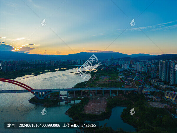 航拍日落時(shí)的景洪市城市風(fēng)光