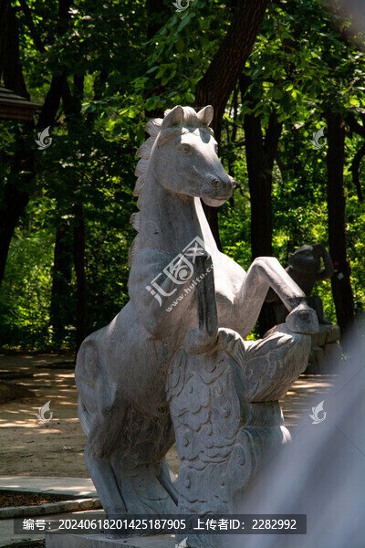 公園中十二生肖雕塑