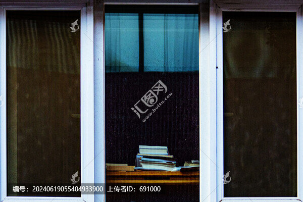 清晨窗口的書桌