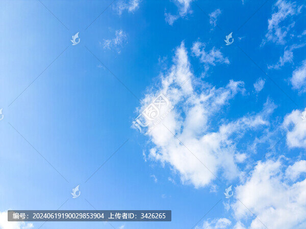 無人機高空航拍的藍天白云