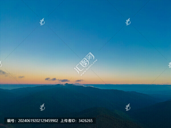 航拍日落時的夕陽高山天空景色