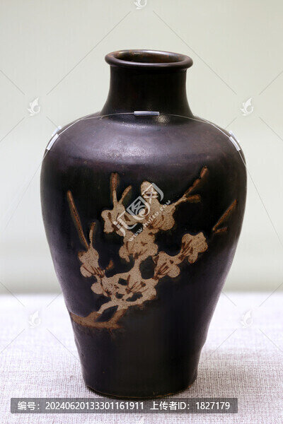 黑釉剔花折枝梅紋梅瓶